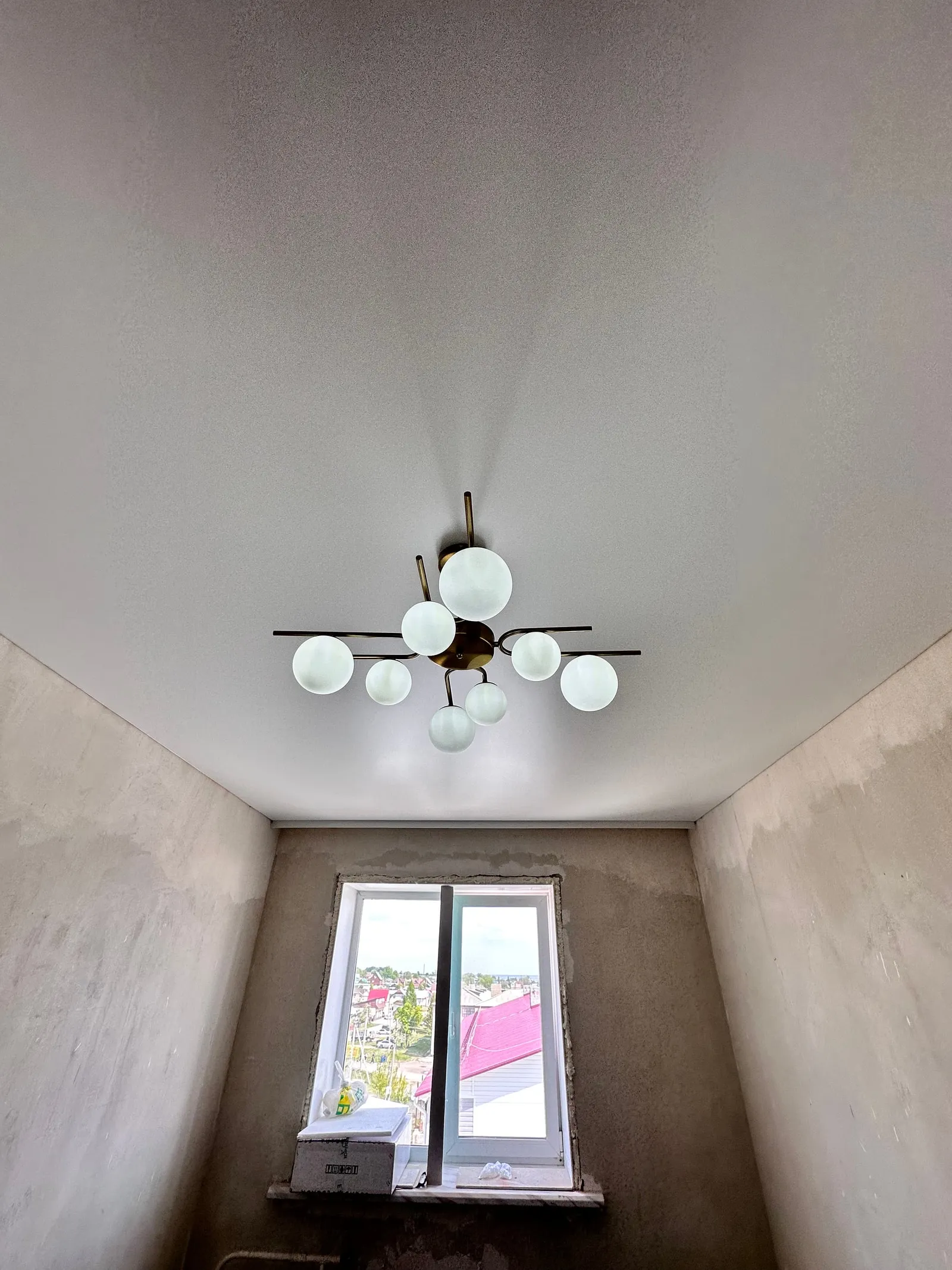 Натяжной потолок в комнате